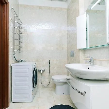 2 Bedroms Right Near Khreashatik * Kiev