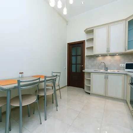2 Bedroms Right Near Khreashatik * Kiev