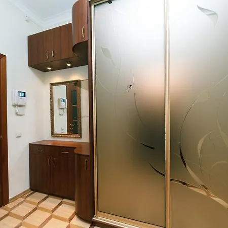 2 Bedroms Right Near Khreashatik * Kiev