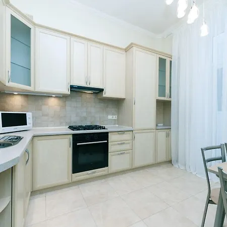 2 Bedroms Right Near Khreashatik * Kiev